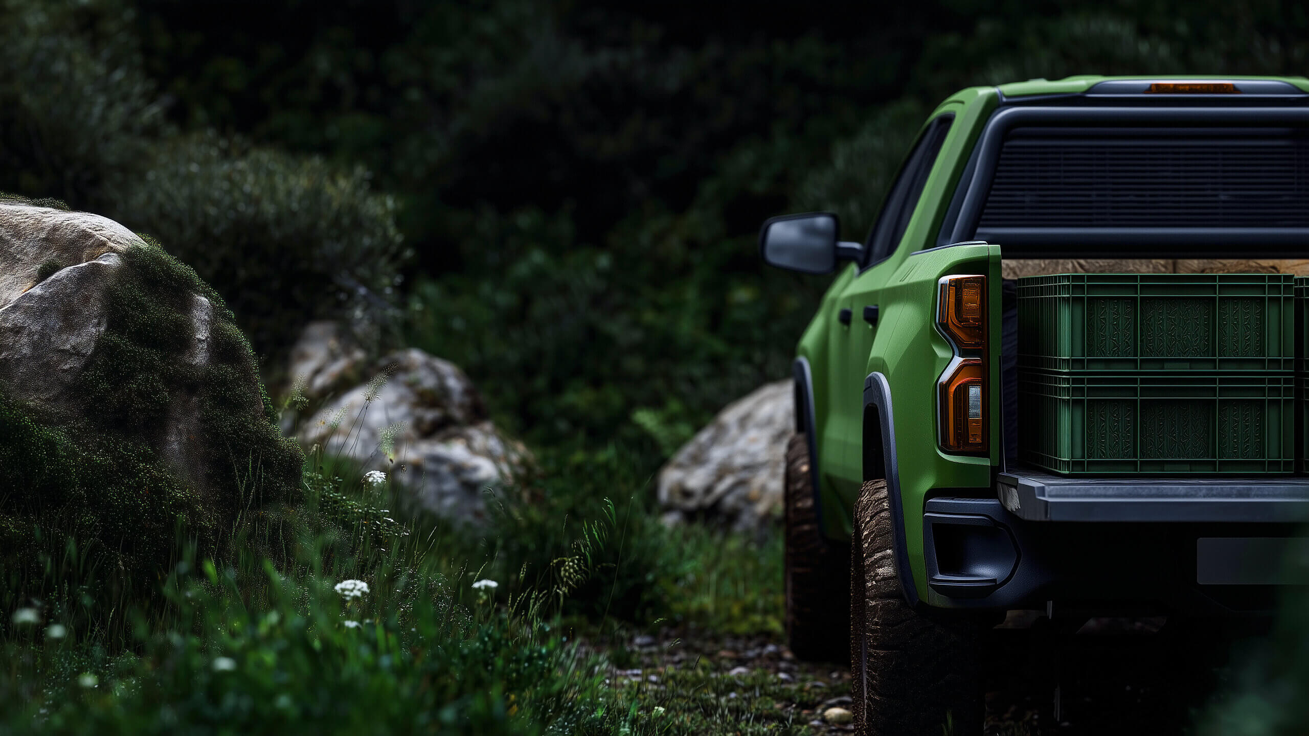 Grüner Pickup mit Transportkisten im Ladebett – Logistik für Garten- und Landschaftsbau